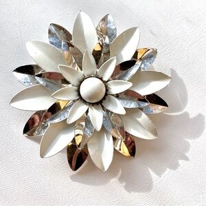 VTG SARAH COVENTRY White Enamel and Silver Metal Flower Brooch